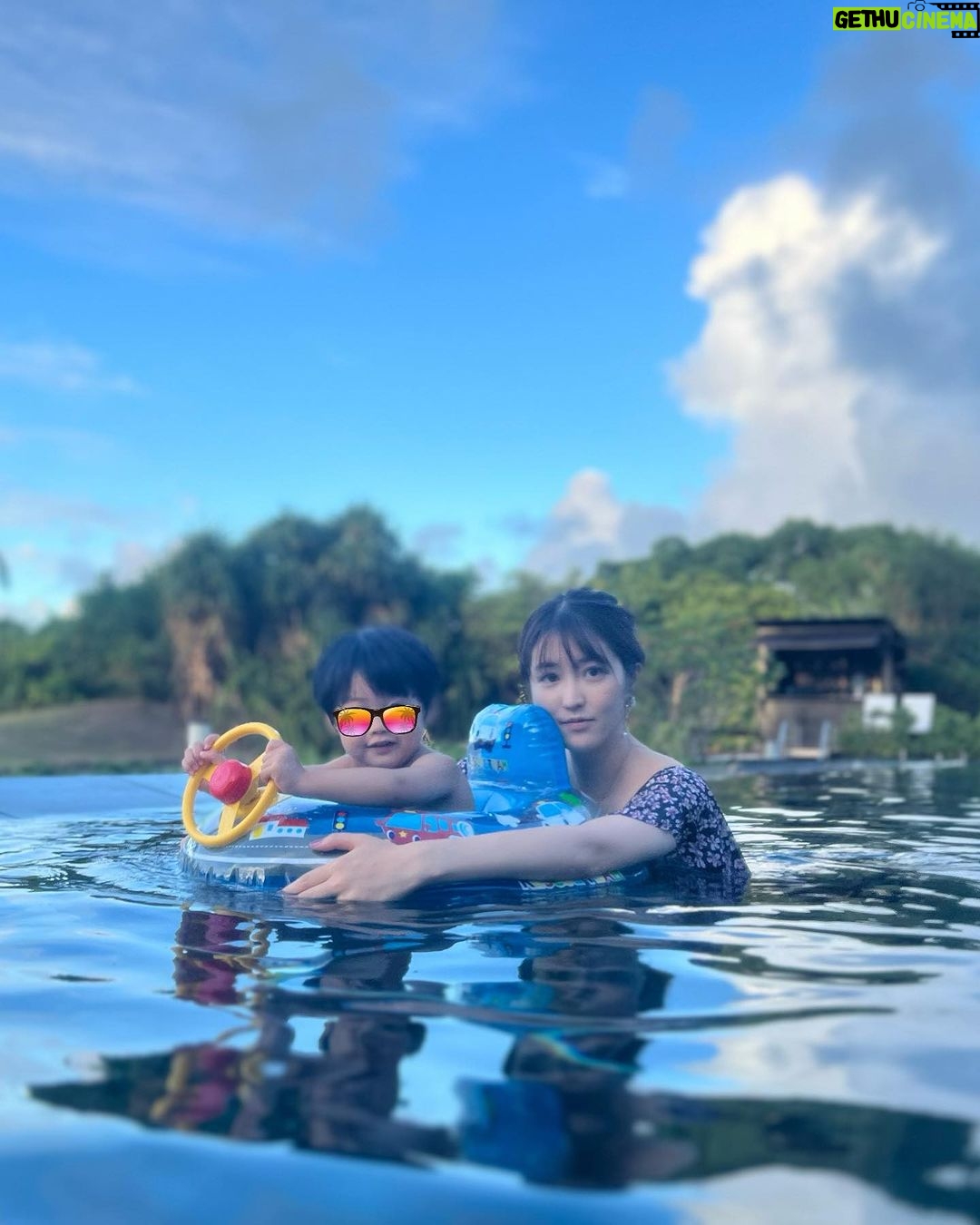 Mai Hakase Instagram - OKINAWA🏝️ 沖縄では毎日プールと海🏝️ 宿泊したリッツカールトンのプール、サンセットの時に行ったのでとても綺麗な写真が撮れました✌️なのでどすっぴんで恥ずかしいですが載せました🤣 息子がプールが好きで早く入りたくて、 浮き輪を持って早く早くと先に行っちゃいます🥺 海は息子今回が初めてでしたが抵抗もなくプール同様楽しんでました🏊私もお腹が大きい妊婦ですがマタニティ水着を着て一緒に泳ぎましたよー☺️透き通った海水で気持ちよかったー🩵 この夏はサマーランドやラグーナテンボス行ったりとプールたくさん行きました🥺 1人目の時のようなゆったり穏やかな妊娠生活とはいかず、 元気な息子と過ごしながらの妊娠生活はなかなか大変ですが、まわりの方々に助けられてなんとかやっていけてます☺️❣️ #妊娠生活 #2人目妊娠中 #男の子ママ #2歳児ママ #okinawa リッツカールトン沖縄