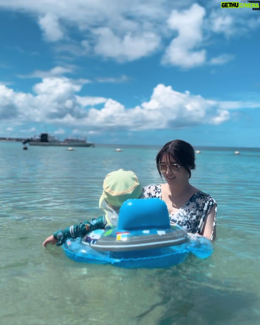 Mai Hakase Instagram - OKINAWA🏝️ 沖縄では毎日プールと海🏝️ 宿泊したリッツカールトンのプール、サンセットの時に行ったのでとても綺麗な写真が撮れました✌️なのでどすっぴんで恥ずかしいですが載せました🤣 息子がプールが好きで早く入りたくて、 浮き輪を持って早く早くと先に行っちゃいます🥺 海は息子今回が初めてでしたが抵抗もなくプール同様楽しんでました🏊私もお腹が大きい妊婦ですがマタニティ水着を着て一緒に泳ぎましたよー☺️透き通った海水で気持ちよかったー🩵 この夏はサマーランドやラグーナテンボス行ったりとプールたくさん行きました🥺 1人目の時のようなゆったり穏やかな妊娠生活とはいかず、 元気な息子と過ごしながらの妊娠生活はなかなか大変ですが、まわりの方々に助けられてなんとかやっていけてます☺️❣️ #妊娠生活 #2人目妊娠中 #男の子ママ #2歳児ママ #okinawa リッツカールトン沖縄