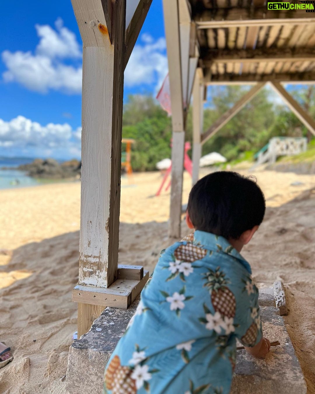 Mai Hakase Instagram - OKINAWA🏝️ 沖縄では毎日プールと海🏝️ 宿泊したリッツカールトンのプール、サンセットの時に行ったのでとても綺麗な写真が撮れました✌️なのでどすっぴんで恥ずかしいですが載せました🤣 息子がプールが好きで早く入りたくて、 浮き輪を持って早く早くと先に行っちゃいます🥺 海は息子今回が初めてでしたが抵抗もなくプール同様楽しんでました🏊私もお腹が大きい妊婦ですがマタニティ水着を着て一緒に泳ぎましたよー☺️透き通った海水で気持ちよかったー🩵 この夏はサマーランドやラグーナテンボス行ったりとプールたくさん行きました🥺 1人目の時のようなゆったり穏やかな妊娠生活とはいかず、 元気な息子と過ごしながらの妊娠生活はなかなか大変ですが、まわりの方々に助けられてなんとかやっていけてます☺️❣️ #妊娠生活 #2人目妊娠中 #男の子ママ #2歳児ママ #okinawa リッツカールトン沖縄