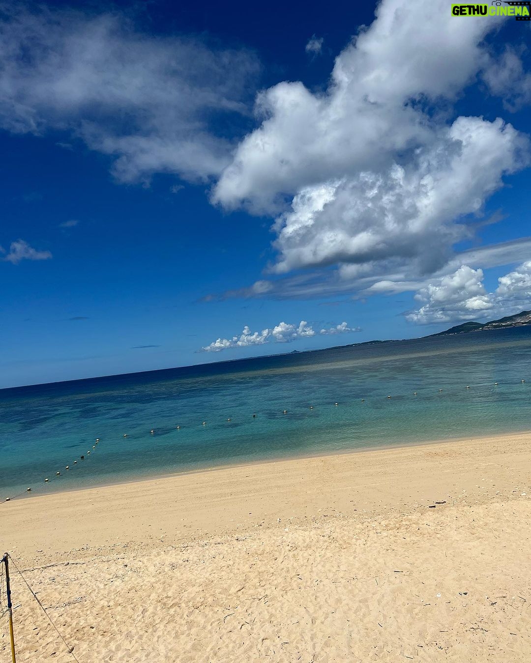Mai Hakase Instagram - OKINAWA🏝️ 沖縄では毎日プールと海🏝️ 宿泊したリッツカールトンのプール、サンセットの時に行ったのでとても綺麗な写真が撮れました✌️なのでどすっぴんで恥ずかしいですが載せました🤣 息子がプールが好きで早く入りたくて、 浮き輪を持って早く早くと先に行っちゃいます🥺 海は息子今回が初めてでしたが抵抗もなくプール同様楽しんでました🏊私もお腹が大きい妊婦ですがマタニティ水着を着て一緒に泳ぎましたよー☺️透き通った海水で気持ちよかったー🩵 この夏はサマーランドやラグーナテンボス行ったりとプールたくさん行きました🥺 1人目の時のようなゆったり穏やかな妊娠生活とはいかず、 元気な息子と過ごしながらの妊娠生活はなかなか大変ですが、まわりの方々に助けられてなんとかやっていけてます☺️❣️ #妊娠生活 #2人目妊娠中 #男の子ママ #2歳児ママ #okinawa リッツカールトン沖縄