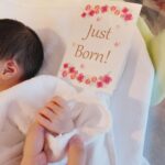Mai Hakase Instagram - 先日、第二子となる元気な女の子を無事出産致しました👧🩷退院してすでに新たな家族を迎えての新しい生活がスタートしてます☺️子供2人目となると前回の産後とは全然違って、さらに慌ただしい寝不足の日常生活になりましたが、毎日新生児ちゃんのほわほわの可愛さに癒されてます👶🩷息子も妹が可愛いようで一緒に寝たいと言ったり、泣いているとよしよしするなどすでにお兄さんになっています🥺🩷 今回の出産は辺縁前置胎盤のためリスクがあるお産で計画帝王切開でした。出血多量の恐れがあるので自己血や輸血を用意したりと前回のお産とは全然違う心構えで、不安と恐怖でいっぱいでしたが、主人が立ち会うことができて手術中ずっと話しかけてくれていたのでとても安心しました。 そして赤ちゃんの産声が聞こえた時は本当に感動し、そしてホッとしました🥹出血量も少なく済み、自己血を戻しただけで終えることができ病院のスタッフさん達に感謝です🥲 帝王切開後の傷やお腹の痛みは前回のお産とは比べ物にならないくらい痛く、かなりのダメージを受けた感じがしますが、じょじょに回復しています☺️今回の出産で、出産は本当に命懸けだなと改めて実感しました。 私たちのもとに来てくれた尊い命を大事に守っていこうと思います☺️🩷そして妊娠中はつわりや我慢することが多く、後期はお腹が大きくて普通に生活するだけでもかなりしんどいなか、2歳児のお世話をしてお腹の中で10ヶ月守って育てた自分にお疲れ様と言いたい🤗 #出産報告 #女の子ママ #2人目育児 #welcomebaby