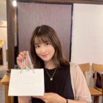 Mai Hakase Instagram - 祖父の白寿（99歳）のお祝いで親族で集まりました🥂 いまだに現役医師で患者さんをみていたり、毎日お庭でゴルフを練習しゴルフのコースもまわっている元気な祖父👴✨私の息子も静岡に帰ったらいつも遊んでもらってます☺️尊敬する祖父のお祝いを皆でお祝いできてとても良い会でした🩷 そして祖父が99歳の記念品として女性陣にはTASAKIの真珠のジュエリーをプレゼントしてくれました🥺💓かわいくて上品なピアス✨ 祖父からもらった特別な思い出のピアスとして大事に使おうと思います🥰 お食事は一軒家レストランの旬輝さんへ😋どのお料理も繊細で凝っていてとても美味しかったです💓 #白寿 #TASAKI #パールピアス