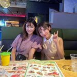Mai Hakase Instagram - 気づけば今日で8月も終わり😳6月からインスタ投稿してなかった😱夏の思い出が多すぎて何から載せたらいいか、、、(*´-`)ちょこちょこ投稿したいと思います🥺 8月の最終日、せあら　@seara_chance に誘ってもらって桃ちゃん @momo.official とクロちゃん @kuro_risa 子供達で遊びに行ってきました😊❣️せあらは舞台やバラエティで何度も共演してからの仲で子供連れて会うのは初めてだから新鮮なかんじ✨桃ちゃんクロちゃんはあいのり の大先輩ですね🥰（実は私あいのり2に出てました🩷🚌）3人ともアメブロのトップブロガーさん✨毎日ブログ書き続けるてすごいな本当に尊敬する🥺🩷 パセラの一部屋貸し切れるパセランドに行ったのだけど、子供連れには天国のような場所だった🥰桃ちゃんの息子ちゃん（たろちゃん）とうちの息子が月齢近いのもあって同じ趣味の車で取り合いなどもあったけど🤣 平和に過ごせました🩷 遊具やおもちゃもあったから、大人だけの話もたくさんできてとにかく話題尽きずで楽しかったです😘 #あいのり #ママ友 パセラリゾーツ新宿本店