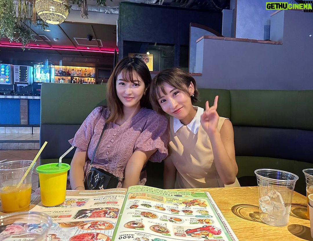 Mai Hakase Instagram - 気づけば今日で8月も終わり😳6月からインスタ投稿してなかった😱夏の思い出が多すぎて何から載せたらいいか、、、(*´-`)ちょこちょこ投稿したいと思います🥺 8月の最終日、せあら @seara_chance に誘ってもらって桃ちゃん @momo.official とクロちゃん @kuro_risa 子供達で遊びに行ってきました😊❣️せあらは舞台やバラエティで何度も共演してからの仲で子供連れて会うのは初めてだから新鮮なかんじ✨桃ちゃんクロちゃんはあいのり の大先輩ですね🥰(実は私あいのり2に出てました🩷🚌)3人ともアメブロのトップブロガーさん✨毎日ブログ書き続けるてすごいな本当に尊敬する🥺🩷 パセラの一部屋貸し切れるパセランドに行ったのだけど、子供連れには天国のような場所だった🥰桃ちゃんの息子ちゃん(たろちゃん)とうちの息子が月齢近いのもあって同じ趣味の車で取り合いなどもあったけど🤣 平和に過ごせました🩷 遊具やおもちゃもあったから、大人だけの話もたくさんできてとにかく話題尽きずで楽しかったです😘 #あいのり #ママ友 パセラリゾーツ新宿本店