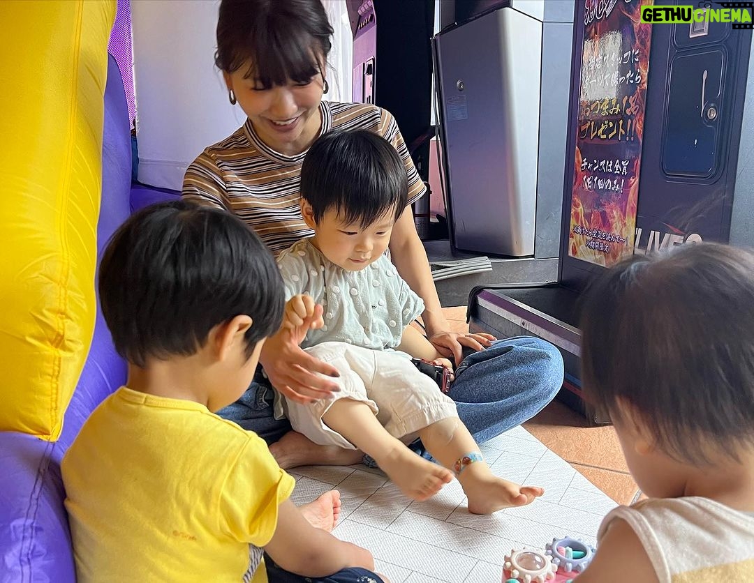 Mai Hakase Instagram - 気づけば今日で8月も終わり😳6月からインスタ投稿してなかった😱夏の思い出が多すぎて何から載せたらいいか、、、(*´-`)ちょこちょこ投稿したいと思います🥺 8月の最終日、せあら @seara_chance に誘ってもらって桃ちゃん @momo.official とクロちゃん @kuro_risa 子供達で遊びに行ってきました😊❣️せあらは舞台やバラエティで何度も共演してからの仲で子供連れて会うのは初めてだから新鮮なかんじ✨桃ちゃんクロちゃんはあいのり の大先輩ですね🥰(実は私あいのり2に出てました🩷🚌)3人ともアメブロのトップブロガーさん✨毎日ブログ書き続けるてすごいな本当に尊敬する🥺🩷 パセラの一部屋貸し切れるパセランドに行ったのだけど、子供連れには天国のような場所だった🥰桃ちゃんの息子ちゃん(たろちゃん)とうちの息子が月齢近いのもあって同じ趣味の車で取り合いなどもあったけど🤣 平和に過ごせました🩷 遊具やおもちゃもあったから、大人だけの話もたくさんできてとにかく話題尽きずで楽しかったです😘 #あいのり #ママ友 パセラリゾーツ新宿本店