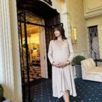 Mai Hakase Instagram - 母と西武の高輪、千種会へ😊 Le Trianonでお食事いただけて大満足🤰❤️産まれたら外食やゆったり時間はしばらく無さそうなので、庭園を見ながらの美味しいフレンチ🍽️は貴重な優雅な時間でした😋💓 しかし食べた後は胃の圧迫によりお腹苦しすぎて少し歩いただけで息切れします😮‍💨 高輪会でしか見れない限定品のジュエリーや素敵な絵画も見れてとても眼福な時間でした💎✨ #妊娠9ヶ月 #2人目妊娠中 #高輪会 #千種会