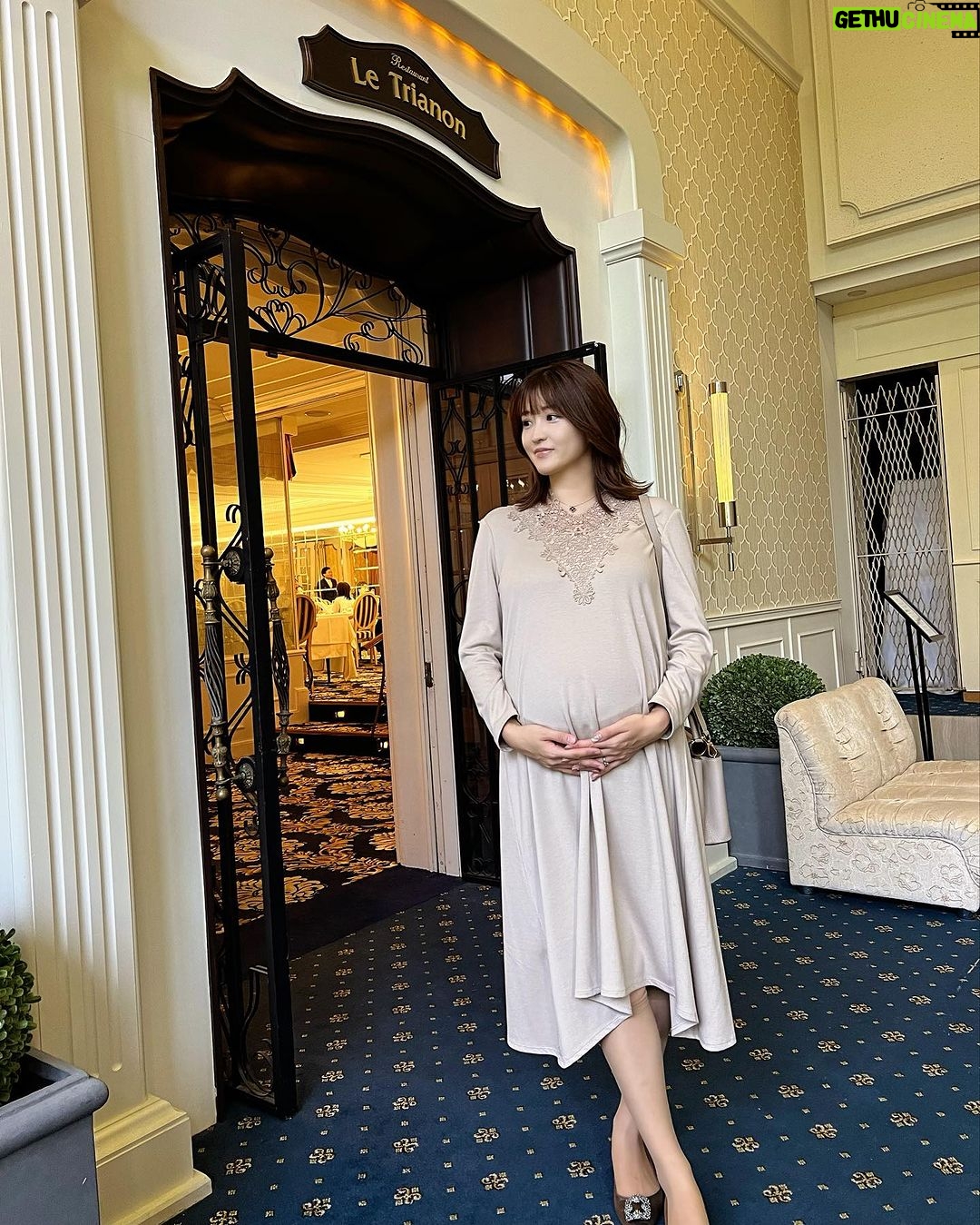 Mai Hakase Instagram - 母と西武の高輪、千種会へ😊 Le Trianonでお食事いただけて大満足🤰❤️産まれたら外食やゆったり時間はしばらく無さそうなので、庭園を見ながらの美味しいフレンチ🍽️は貴重な優雅な時間でした😋💓 しかし食べた後は胃の圧迫によりお腹苦しすぎて少し歩いただけで息切れします😮💨 高輪会でしか見れない限定品のジュエリーや素敵な絵画も見れてとても眼福な時間でした💎✨ #妊娠9ヶ月 #2人目妊娠中 #高輪会 #千種会