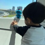 Mai Hakase Instagram - 「I love you mama」と最近言ってくれるようになって、最高級の胸キュンを感じている毎日です🥰 👦2歳1ヶ月となり昨日は、おいてあったズボンを自分ではいて得意げな顔をしていました🥺毎日できることも増え、言葉も増え、色んなことに興味が出て本当に驚きます✨ 《成長記録》 息子は一歳前くらいから数字が好きで外でもどこでも数字を見つけると指を指すようになりました☝️その度に数字を言っていたら、1歳3ヶ月では12までの数字を日本語と英語で理解してて指差しができるようになり、最初に意味を持って発した言葉は「5」でした✨そして数字の虜のようになり一歳9ヶ月では日本語英語で100まで数えられるようになり、今は「たしざん！」といって足し算やってます✌️ 日本語と英語の歌も歌えるようになり、今は（Twinkle twinlke little star）（ABC song）（HAPPY BIRTHDAY SONG）がお気に入り❤️乗り物も大好きで、外で大きい乗り物を見つけると、「ゴミ収集車！タンクローリー」と叫んで喜びます😊レゴで郵便車や消防車を作っています🚒 最近の口癖は「Mama How are you」「ママがいい！」「ママ、腰いたい！」 お友達と遊ぶのも好きで、 じぶんより小さい子に会うと、「あかちゃん！」といってよしよししようとする😊 滑り台の順番も小さい子に譲ってあげてました（感動） ざっと成長記録としてここに残しました❣️ 数字に関してとても早いですが、幼児期の成長は個人差が大きいので、早いのが凄いとかではないです☺️息子の初めての寝返りは9ヶ月でした（4ヶ月くらいからすると言われている）🤗これからも好きなことを伸ばしてあげれたらなーと思います❣️ #成長記録 #2歳男の子 #令和3年男の子 #2歳1ヶ月
