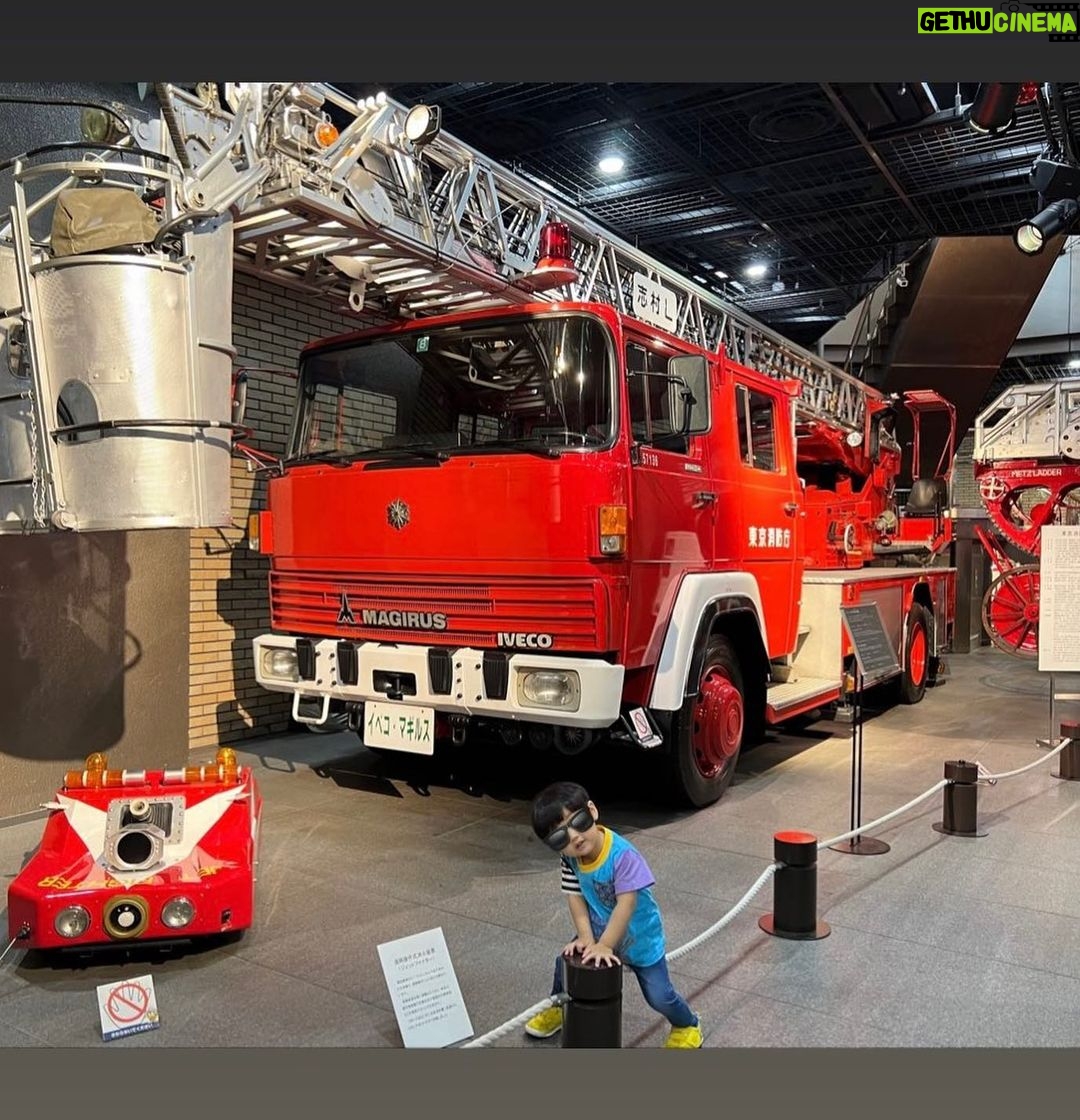 Mai Hakase Instagram - 四谷にある消防博物館へ🚒 息子は最近車が大好きで、特に働く車❣️消防車や救急車、パトカーなど、見つけると「しょうぼうしゃ!きゅうきゅうしゃ!」てさけびます☺️家のおもちゃも車ばかりになってきました😹 そんな息子が絶対喜ぶと思って連れて行ったのが消防博物館❣️ 本当に大喜び❣️昔の消防車なども展示されてるけど、実際に車やヘリコプターの中に入って操縦室に入れるのがすごく楽しそうでした🥺ここはまたこれからも通いそうだな🥺 #2歳男の子 #男の子ママ #消防博物館 #消防車 #firetruck