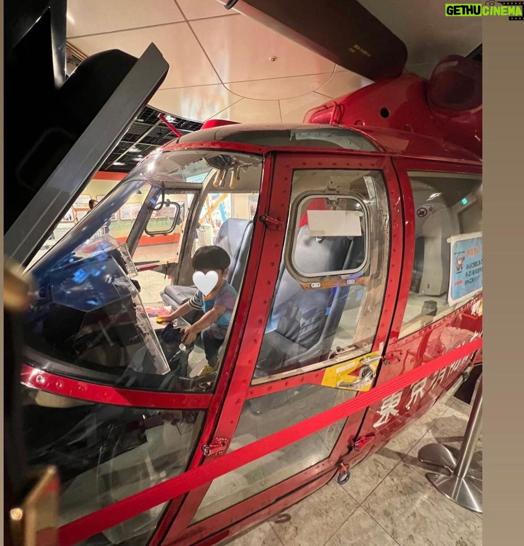 Mai Hakase Instagram - 四谷にある消防博物館へ🚒 息子は最近車が大好きで、特に働く車❣️消防車や救急車、パトカーなど、見つけると「しょうぼうしゃ!きゅうきゅうしゃ!」てさけびます☺️家のおもちゃも車ばかりになってきました😹 そんな息子が絶対喜ぶと思って連れて行ったのが消防博物館❣️ 本当に大喜び❣️昔の消防車なども展示されてるけど、実際に車やヘリコプターの中に入って操縦室に入れるのがすごく楽しそうでした🥺ここはまたこれからも通いそうだな🥺 #2歳男の子 #男の子ママ #消防博物館 #消防車 #firetruck