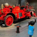Mai Hakase Instagram - 四谷にある消防博物館へ🚒 息子は最近車が大好きで、特に働く車❣️消防車や救急車、パトカーなど、見つけると「しょうぼうしゃ！きゅうきゅうしゃ！」てさけびます☺️家のおもちゃも車ばかりになってきました😹 そんな息子が絶対喜ぶと思って連れて行ったのが消防博物館❣️ 本当に大喜び❣️昔の消防車なども展示されてるけど、実際に車やヘリコプターの中に入って操縦室に入れるのがすごく楽しそうでした🥺ここはまたこれからも通いそうだな🥺 #2歳男の子 #男の子ママ #消防博物館 #消防車 #firetruck
