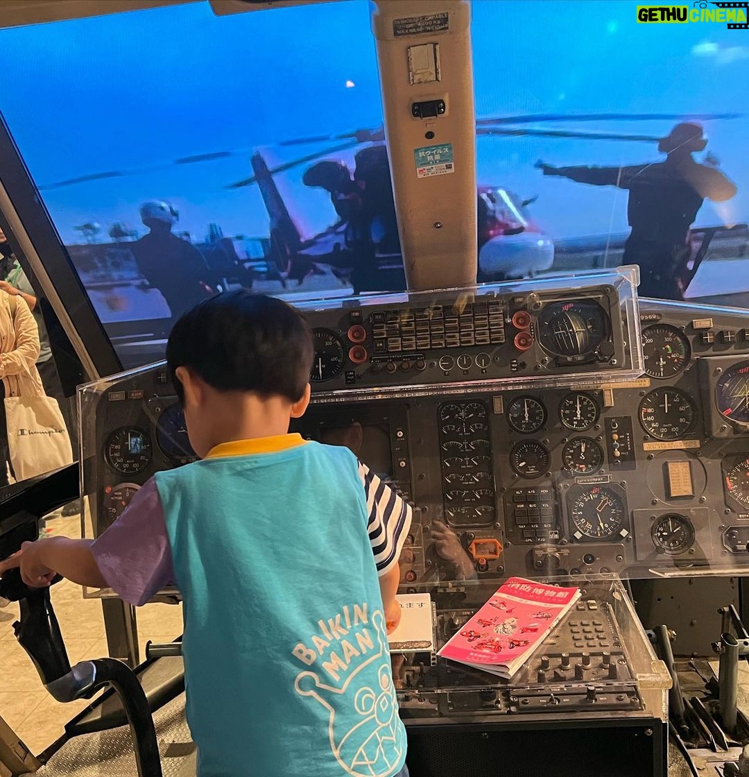 Mai Hakase Instagram - 四谷にある消防博物館へ🚒 息子は最近車が大好きで、特に働く車❣️消防車や救急車、パトカーなど、見つけると「しょうぼうしゃ!きゅうきゅうしゃ!」てさけびます☺️家のおもちゃも車ばかりになってきました😹 そんな息子が絶対喜ぶと思って連れて行ったのが消防博物館❣️ 本当に大喜び❣️昔の消防車なども展示されてるけど、実際に車やヘリコプターの中に入って操縦室に入れるのがすごく楽しそうでした🥺ここはまたこれからも通いそうだな🥺 #2歳男の子 #男の子ママ #消防博物館 #消防車 #firetruck