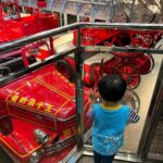 Mai Hakase Instagram - 四谷にある消防博物館へ🚒 息子は最近車が大好きで、特に働く車❣️消防車や救急車、パトカーなど、見つけると「しょうぼうしゃ！きゅうきゅうしゃ！」てさけびます☺️家のおもちゃも車ばかりになってきました😹 そんな息子が絶対喜ぶと思って連れて行ったのが消防博物館❣️ 本当に大喜び❣️昔の消防車なども展示されてるけど、実際に車やヘリコプターの中に入って操縦室に入れるのがすごく楽しそうでした🥺ここはまたこれからも通いそうだな🥺 #2歳男の子 #男の子ママ #消防博物館 #消防車 #firetruck
