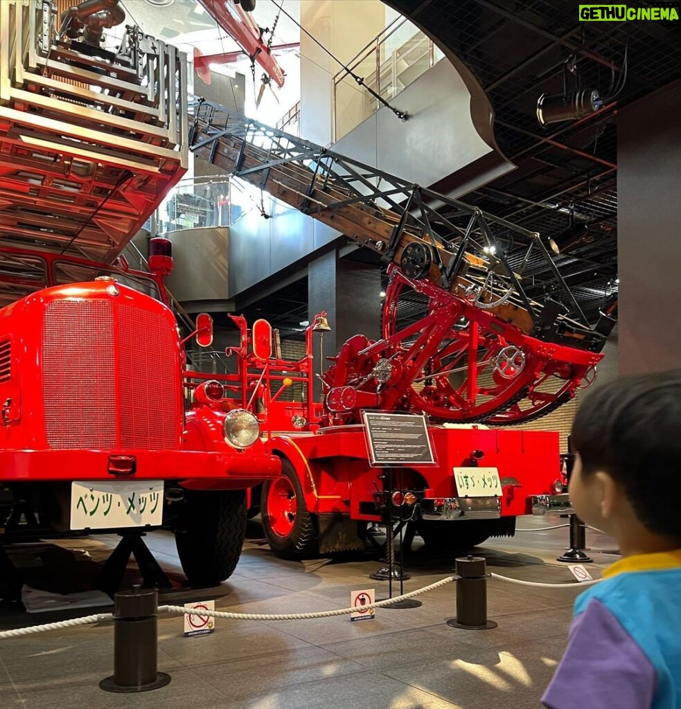 Mai Hakase Instagram - 四谷にある消防博物館へ🚒 息子は最近車が大好きで、特に働く車❣️消防車や救急車、パトカーなど、見つけると「しょうぼうしゃ！きゅうきゅうしゃ！」てさけびます☺️家のおもちゃも車ばかりになってきました😹 そんな息子が絶対喜ぶと思って連れて行ったのが消防博物館❣️ 本当に大喜び❣️昔の消防車なども展示されてるけど、実際に車やヘリコプターの中に入って操縦室に入れるのがすごく楽しそうでした🥺ここはまたこれからも通いそうだな🥺 #2歳男の子 #男の子ママ #消防博物館 #消防車 #firetruck