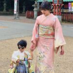 Mai Hakase Instagram - 息子の七五三の御祈祷も一緒にしました☺️❣️ 前撮りは去年していたのですがその時は私がお腹が大きく体調を考え、娘のお宮参りと一緒にしようということで⛩️ パウパトのパジャマしか着たがらない息子に袴を着せるのにスタッフさんたちが頑張ってくれました🤭 車の本に気を取られなんとか着てくれました♡ ヘアセットもおりこうさんに受けてくれていつもと違う髪型の自分に鏡を見て不思議そうにしていました☺️おでこを出してとてつもなくイケメンだったので両親はメロメロ😍w #七五三 #男の子ママ #女の子ママ #お宮参り 静岡浅間神社