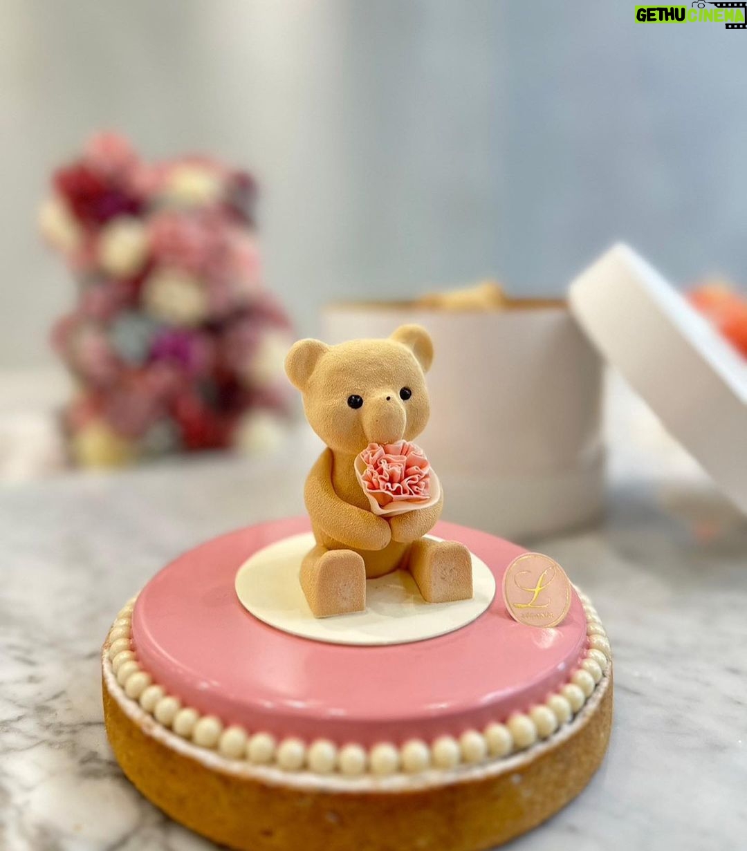 Mai Hakase Instagram - 『LOUANGE TOKYO』の Mother’s Day collection〜2023〜行かせていただきました🧸💓スイーツも店内も可愛すぎる✨そしてレーズンの入ったチーズケーキがびっくりするくらい美味しかったです🥺❤️ 母の日のプレゼントに @louange_tokyo のスイーツ絶対喜ばれますね🧸💓 #ルワンジュ東京 #母の日スイーツ #loungetokyo @louangetokyo_lemusee @louange_tokyo Louange TOKYO LE MUSEE