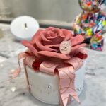 Mai Hakase Instagram - 『LOUANGE TOKYO』の Mother’s Day collection〜2023〜行かせていただきました🧸💓スイーツも店内も可愛すぎる✨そしてレーズンの入ったチーズケーキがびっくりするくらい美味しかったです🥺❤️ 母の日のプレゼントに　@louange_tokyo のスイーツ絶対喜ばれますね🧸💓 #ルワンジュ東京 #母の日スイーツ　#loungetokyo @louangetokyo_lemusee @louange_tokyo Louange TOKYO LE MUSEE