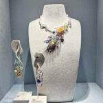 Mai Hakase Instagram - TASAKI @tasaki_intl のイベントへ❤️ここだけしか見られないようなお品も見れて、デザイン性の高いジュエリーにうっとり💎😮‍💨❤️あゆむとお揃いでつけたいねと約束💓楽しみだ🥰 #tasaki リッツカールトン東京