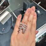 Mai Hakase Instagram - TASAKI @tasaki_intl のイベントへ❤️ここだけしか見られないようなお品も見れて、デザイン性の高いジュエリーにうっとり💎😮‍💨❤️あゆむとお揃いでつけたいねと約束💓楽しみだ🥰 #tasaki リッツカールトン東京