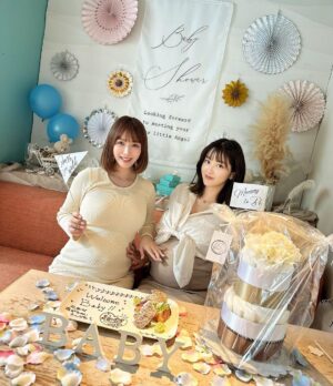 Mai Hakase Instagram - なんと❣️相棒のあゆむと同い年ベビー👶✨今から子供達を遊ばせるのが楽しみです👦💓👧
つわりが落ち着いた安定期は食欲旺盛妊婦で色々食べに行ったな🤣
一緒にマタニティライフを送れたのも嬉しい🤰
先日のベビーシャワーはいつめんが2人に開いてくれてました😆

#同い年ベビー 
#マタニティライフ
#2人目妊娠中
#マタニティコーデ