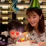 Mai Hakase Instagram - 息子が2歳になりました🥰❤️ 最近はバイキンマンがお友達でどこ行くにも一緒です😹 苺ケーキのろうそくをフーフーして消そうとしてる姿が可愛すぎました😹大好きな人たちに囲まれて嬉しそうな息子でした🥰 日々愛おしく、幸せをくれる息子に感謝❤️ #happy2ndbirthday #2歳男の子 #happybirthday ベンジャミンステーキハウス