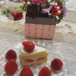 Mai Hakase Instagram - Happy Valentine 💓 チョコケーキを作ってみたのですが、全然美味しそうじゃなかった🙄息子に作ったよーて見せても、チラッと見ただけだった😹w味見したら固かったので、、失敗した時用に買っておいた息子が大好きなショートケーキ出したら🍰「いちごけいき❣️いちごけいき❣️」て言ってあっという間にたいらげました🥰❤️ママいちごけいき作る練習しようかな🥺❤️（チョコケーキもどきは朝に私が食べました） #happyvalentinesday #ハッピーバレンタイン #男の子ママ　#1歳11ヶ月