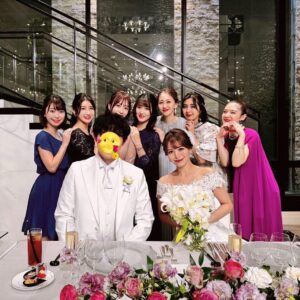 Mai Hakase Instagram - いつメン仲間のめぐにゃんの結婚式💒👰‍♀️❤️
もう可愛くて可愛すぎてプリンセスすぎました👸（語彙力w）
新郎新婦の優しい人柄が溢れたあたたかすぎる結婚式で終始涙😭🩷幸せそうな2人の姿が見れてこちらまでほっこり、幸せな気持ちになりました😍🩷
いつメンテーブルは賑やかで、ずっと笑っててお腹痛くなった🤣
若いスタッフさんに写真撮ってもらったら何かポーズつけてくださいって言われて、皆戸惑ってしたポーズのぎこちなさ🤭ww（写真4枚目）
結婚式て人生の中でもかなり大きなイベントで、そこに呼んでもらうってとても幸せなことで感謝な1日でした😊❤️
本当におめでとう💓
#happywedding 
#結婚式