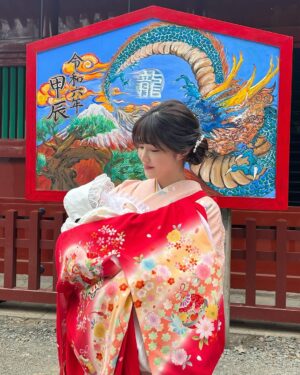 Mai Hakase Instagram - 娘のお宮参り❤️
里帰りしていた時に静岡の浅間神社にて⛩️
健康に元気に育ってね👶✨

#お宮参り
#女の子ママ
#令和5年ベビー