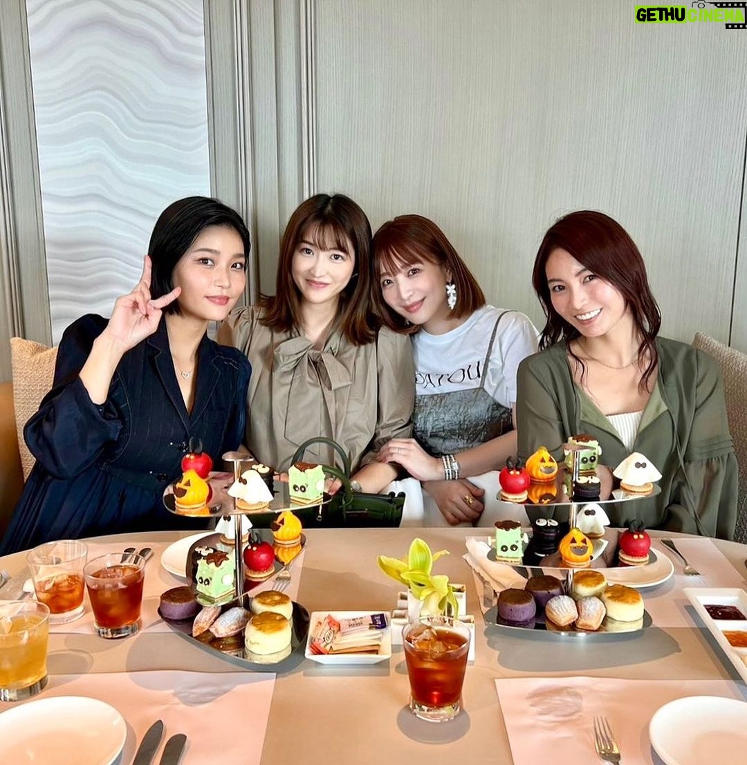 Mai Hakase Instagram - 事務所のメンバーでフォーシーズンホテル丸の内でアフタヌーンティー🫖🩷 素敵空間と美味しい食事&飲み物でとてもおしゃべりがはずみました😋 どのお料理も一品一品凝っていて、ハロウィンのスウィーツは想像を超える美味しさで完食🎃😈👻 @maisonmarunouchi @fstokyo #maisonmarunouchi #fourseasonshoteltokyo #halloween #メゾンマルノウチ #フォーシーズンズホテル丸の内東京 #ハロウィン #アービング #PR