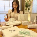 Mai Hakase Instagram - 祖父の白寿（99歳）のお祝いで親族で集まりました🥂 いまだに現役医師で患者さんをみていたり、毎日お庭でゴルフを練習しゴルフのコースもまわっている元気な祖父👴✨私の息子も静岡に帰ったらいつも遊んでもらってます☺️尊敬する祖父のお祝いを皆でお祝いできてとても良い会でした🩷 そして祖父が99歳の記念品として女性陣にはTASAKIの真珠のジュエリーをプレゼントしてくれました🥺💓かわいくて上品なピアス✨ 祖父からもらった特別な思い出のピアスとして大事に使おうと思います🥰 お食事は一軒家レストランの旬輝さんへ😋どのお料理も繊細で凝っていてとても美味しかったです💓 #白寿 #TASAKI #パールピアス