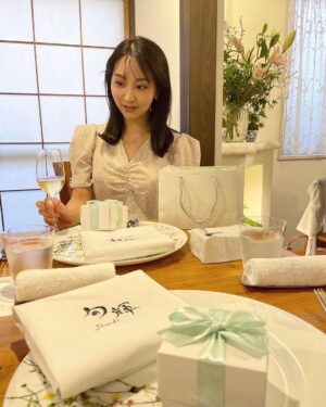 Mai Hakase Instagram - 祖父の白寿（99歳）のお祝いで親族で集まりました🥂
いまだに現役医師で患者さんをみていたり、毎日お庭でゴルフを練習しゴルフのコースもまわっている元気な祖父👴✨私の息子も静岡に帰ったらいつも遊んでもらってます☺️尊敬する祖父のお祝いを皆でお祝いできてとても良い会でした🩷
そして祖父が99歳の記念品として女性陣にはTASAKIの真珠のジュエリーをプレゼントしてくれました🥺💓かわいくて上品なピアス✨
祖父からもらった特別な思い出のピアスとして大事に使おうと思います🥰
お食事は一軒家レストランの旬輝さんへ😋どのお料理も繊細で凝っていてとても美味しかったです💓

#白寿
#TASAKI
#パールピアス