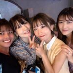 Mai Hakase Instagram - 気づけば今日で8月も終わり😳6月からインスタ投稿してなかった😱夏の思い出が多すぎて何から載せたらいいか、、、(*´-`)ちょこちょこ投稿したいと思います🥺 8月の最終日、せあら　@seara_chance に誘ってもらって桃ちゃん @momo.official とクロちゃん @kuro_risa 子供達で遊びに行ってきました😊❣️せあらは舞台やバラエティで何度も共演してからの仲で子供連れて会うのは初めてだから新鮮なかんじ✨桃ちゃんクロちゃんはあいのり の大先輩ですね🥰（実は私あいのり2に出てました🩷🚌）3人ともアメブロのトップブロガーさん✨毎日ブログ書き続けるてすごいな本当に尊敬する🥺🩷 パセラの一部屋貸し切れるパセランドに行ったのだけど、子供連れには天国のような場所だった🥰桃ちゃんの息子ちゃん（たろちゃん）とうちの息子が月齢近いのもあって同じ趣味の車で取り合いなどもあったけど🤣 平和に過ごせました🩷 遊具やおもちゃもあったから、大人だけの話もたくさんできてとにかく話題尽きずで楽しかったです😘 #あいのり #ママ友 パセラリゾーツ新宿本店