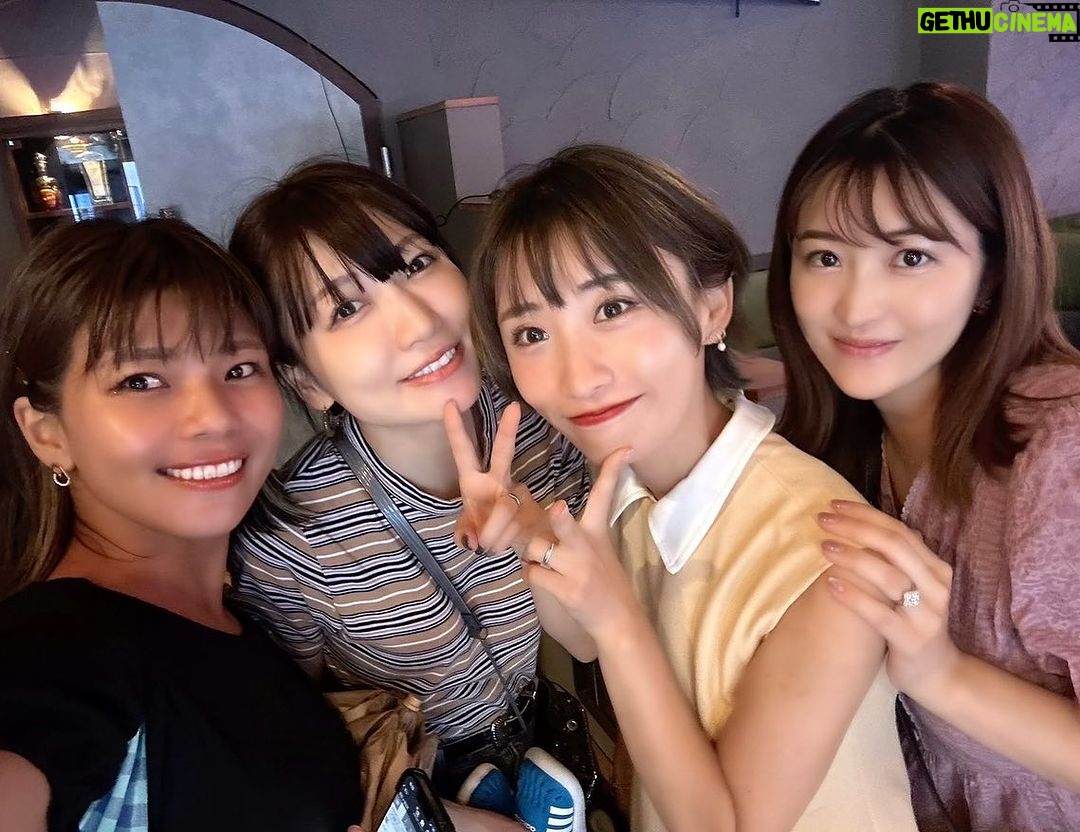 Mai Hakase Instagram - 気づけば今日で8月も終わり😳6月からインスタ投稿してなかった😱夏の思い出が多すぎて何から載せたらいいか、、、(*´-`)ちょこちょこ投稿したいと思います🥺 8月の最終日、せあら @seara_chance に誘ってもらって桃ちゃん @momo.official とクロちゃん @kuro_risa 子供達で遊びに行ってきました😊❣️せあらは舞台やバラエティで何度も共演してからの仲で子供連れて会うのは初めてだから新鮮なかんじ✨桃ちゃんクロちゃんはあいのり の大先輩ですね🥰(実は私あいのり2に出てました🩷🚌)3人ともアメブロのトップブロガーさん✨毎日ブログ書き続けるてすごいな本当に尊敬する🥺🩷 パセラの一部屋貸し切れるパセランドに行ったのだけど、子供連れには天国のような場所だった🥰桃ちゃんの息子ちゃん(たろちゃん)とうちの息子が月齢近いのもあって同じ趣味の車で取り合いなどもあったけど🤣 平和に過ごせました🩷 遊具やおもちゃもあったから、大人だけの話もたくさんできてとにかく話題尽きずで楽しかったです😘 #あいのり #ママ友 パセラリゾーツ新宿本店