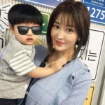 Mai Hakase Instagram - 「I love you mama」と最近言ってくれるようになって、最高級の胸キュンを感じている毎日です🥰 👦2歳1ヶ月となり昨日は、おいてあったズボンを自分ではいて得意げな顔をしていました🥺毎日できることも増え、言葉も増え、色んなことに興味が出て本当に驚きます✨ 《成長記録》 息子は一歳前くらいから数字が好きで外でもどこでも数字を見つけると指を指すようになりました☝️その度に数字を言っていたら、1歳3ヶ月では12までの数字を日本語と英語で理解してて指差しができるようになり、最初に意味を持って発した言葉は「5」でした✨そして数字の虜のようになり一歳9ヶ月では日本語英語で100まで数えられるようになり、今は「たしざん！」といって足し算やってます✌️ 日本語と英語の歌も歌えるようになり、今は（Twinkle twinlke little star）（ABC song）（HAPPY BIRTHDAY SONG）がお気に入り❤️乗り物も大好きで、外で大きい乗り物を見つけると、「ゴミ収集車！タンクローリー」と叫んで喜びます😊レゴで郵便車や消防車を作っています🚒 最近の口癖は「Mama How are you」「ママがいい！」「ママ、腰いたい！」 お友達と遊ぶのも好きで、 じぶんより小さい子に会うと、「あかちゃん！」といってよしよししようとする😊 滑り台の順番も小さい子に譲ってあげてました（感動） ざっと成長記録としてここに残しました❣️ 数字に関してとても早いですが、幼児期の成長は個人差が大きいので、早いのが凄いとかではないです☺️息子の初めての寝返りは9ヶ月でした（4ヶ月くらいからすると言われている）🤗これからも好きなことを伸ばしてあげれたらなーと思います❣️ #成長記録 #2歳男の子 #令和3年男の子 #2歳1ヶ月