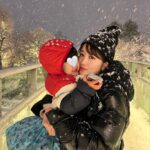 Mai Hakase Instagram - 東京大雪☃️ 東京来て18年くらい経つけどこんな大雪は初めてなきがする❄️ 息子は雪がわかるようになって初めて見たので大興奮♡ 「外行くー！」て言ってきかなかったです😅 初めてのこの寒さにもビックリしてました👦 皆様今日は道が凍ってたりするので外出の際は気をつけてください⚠️ 息子はパウパトのパジャマを毎日一日中着たがるのですが、 パウパトのエコバッグを買ってあげたら、そこに全部入れて出かけるようになりました🤭（同じパジャマ4セットもってますww）お着替えには困りません🤣 #パウパトロールグッズ