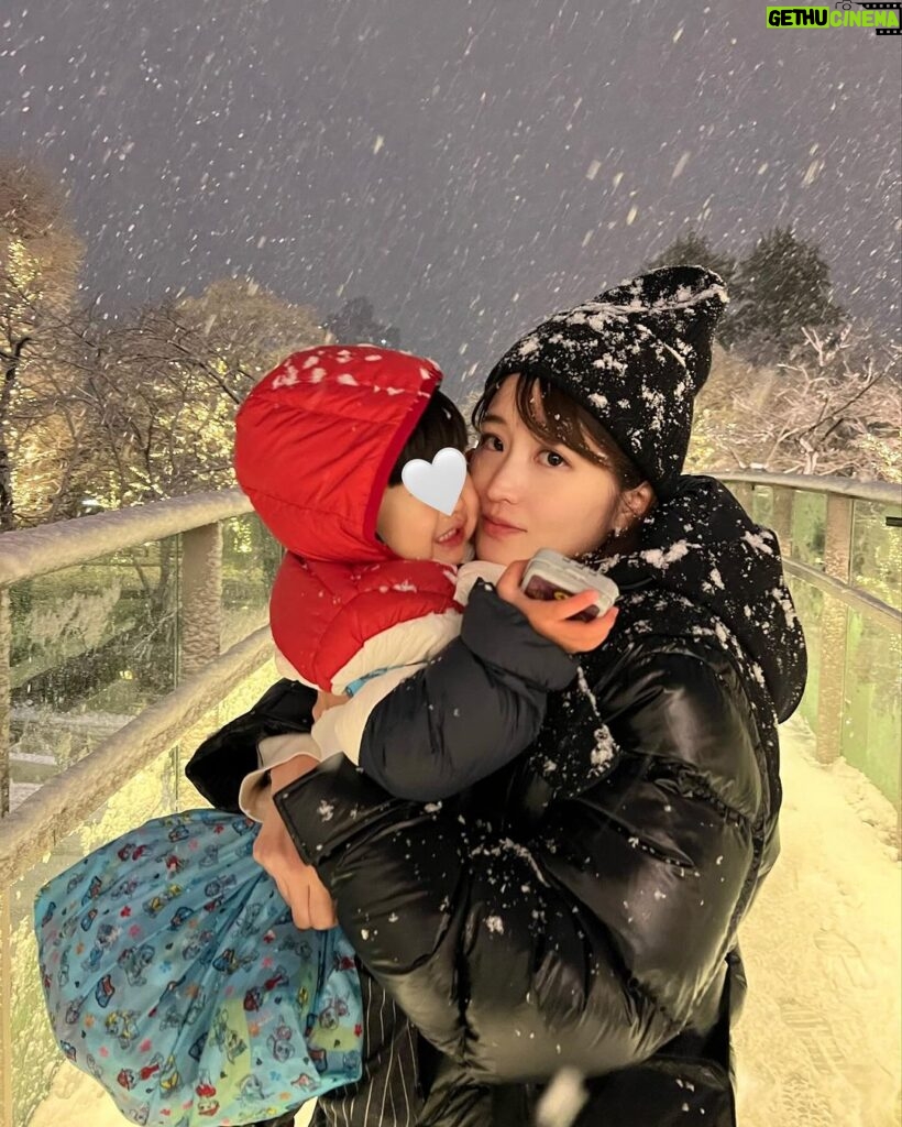 Mai Hakase Instagram - 東京大雪☃️ 東京来て18年くらい経つけどこんな大雪は初めてなきがする❄️ 息子は雪がわかるようになって初めて見たので大興奮♡ 「外行くー！」て言ってきかなかったです😅 初めてのこの寒さにもビックリしてました👦 皆様今日は道が凍ってたりするので外出の際は気をつけてください⚠️ 息子はパウパトのパジャマを毎日一日中着たがるのですが、 パウパトのエコバッグを買ってあげたら、そこに全部入れて出かけるようになりました🤭（同じパジャマ4セットもってますww）お着替えには困りません🤣 #パウパトロールグッズ