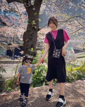 Mai Hakase Instagram - 今年も桜きれいだったなぁ🌸
毎年、自分の誕生日頃は寒い冬からだんだん暖かくなり桜が咲いて外を歩きたくなるような、そんな春の訪れを感じられるこの時期が（花粉症も無いので）1年で1番好きです🥺❤️

#桜
#sakura