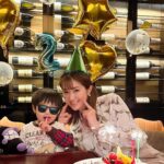 Mai Hakase Instagram - 息子が2歳になりました🥰❤️ 最近はバイキンマンがお友達でどこ行くにも一緒です😹 苺ケーキのろうそくをフーフーして消そうとしてる姿が可愛すぎました😹大好きな人たちに囲まれて嬉しそうな息子でした🥰 日々愛おしく、幸せをくれる息子に感謝❤️ #happy2ndbirthday #2歳男の子 #happybirthday ベンジャミンステーキハウス