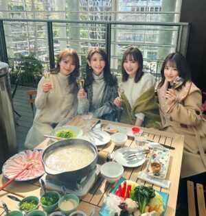 Mai Hakase Instagram - 台湾からありちゃんおかえり❤️
@alisa_0302 
ありちゃんおすすめの台湾料理屋さんでお鍋をいただきました😘景色も良くはじめて食べる美味しい台湾鍋とシャンパンで🥂贅沢な時間でした❤️

@fujintreejapan 
#フージンツリーコレド室町テラス
