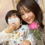 Mai Hakase Instagram - Happy Valentine 💓 チョコケーキを作ってみたのですが、全然美味しそうじゃなかった🙄息子に作ったよーて見せても、チラッと見ただけだった😹w味見したら固かったので、、失敗した時用に買っておいた息子が大好きなショートケーキ出したら🍰「いちごけいき❣️いちごけいき❣️」て言ってあっという間にたいらげました🥰❤️ママいちごけいき作る練習しようかな🥺❤️（チョコケーキもどきは朝に私が食べました） #happyvalentinesday #ハッピーバレンタイン #男の子ママ　#1歳11ヶ月