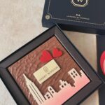 Mai Hakase Instagram - ハリーウィンストンからのバレンタイン🩷 可愛すぎて食べれないねーって言ってたら、 息子が豪快にかじってくれました🤪 #harrywinston #バレンタイン #happyvalentinesday