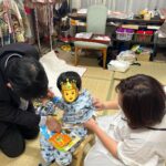 Mai Hakase Instagram - 息子の七五三の御祈祷も一緒にしました☺️❣️ 前撮りは去年していたのですがその時は私がお腹が大きく体調を考え、娘のお宮参りと一緒にしようということで⛩️ パウパトのパジャマしか着たがらない息子に袴を着せるのにスタッフさんたちが頑張ってくれました🤭 車の本に気を取られなんとか着てくれました♡ ヘアセットもおりこうさんに受けてくれていつもと違う髪型の自分に鏡を見て不思議そうにしていました☺️おでこを出してとてつもなくイケメンだったので両親はメロメロ😍w #七五三 #男の子ママ #女の子ママ #お宮参り 静岡浅間神社