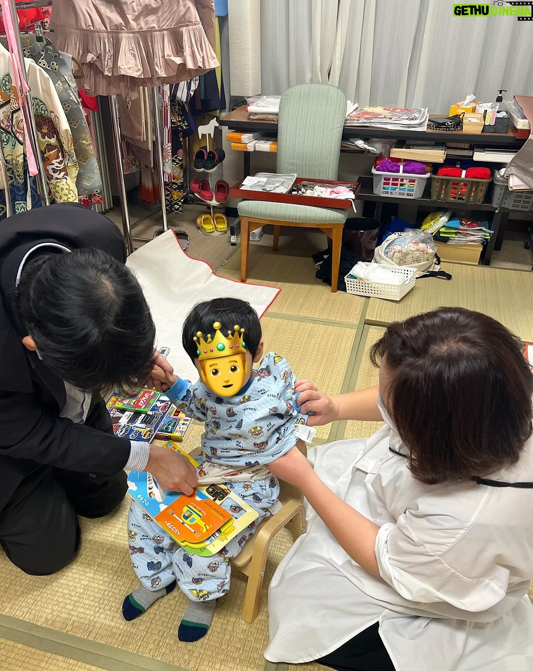 Mai Hakase Instagram - 息子の七五三の御祈祷も一緒にしました☺️❣️ 前撮りは去年していたのですがその時は私がお腹が大きく体調を考え、娘のお宮参りと一緒にしようということで⛩️ パウパトのパジャマしか着たがらない息子に袴を着せるのにスタッフさんたちが頑張ってくれました🤭 車の本に気を取られなんとか着てくれました♡ ヘアセットもおりこうさんに受けてくれていつもと違う髪型の自分に鏡を見て不思議そうにしていました☺️おでこを出してとてつもなくイケメンだったので両親はメロメロ😍w #七五三 #男の子ママ #女の子ママ #お宮参り 静岡浅間神社