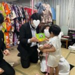 Mai Hakase Instagram - 息子の七五三の御祈祷も一緒にしました☺️❣️ 前撮りは去年していたのですがその時は私がお腹が大きく体調を考え、娘のお宮参りと一緒にしようということで⛩️ パウパトのパジャマしか着たがらない息子に袴を着せるのにスタッフさんたちが頑張ってくれました🤭 車の本に気を取られなんとか着てくれました♡ ヘアセットもおりこうさんに受けてくれていつもと違う髪型の自分に鏡を見て不思議そうにしていました☺️おでこを出してとてつもなくイケメンだったので両親はメロメロ😍w #七五三 #男の子ママ #女の子ママ #お宮参り 静岡浅間神社