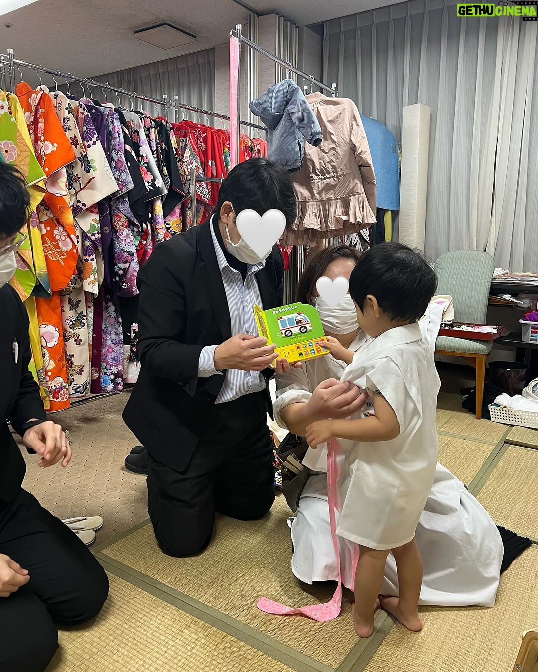 Mai Hakase Instagram - 息子の七五三の御祈祷も一緒にしました☺️❣️ 前撮りは去年していたのですがその時は私がお腹が大きく体調を考え、娘のお宮参りと一緒にしようということで⛩️ パウパトのパジャマしか着たがらない息子に袴を着せるのにスタッフさんたちが頑張ってくれました🤭 車の本に気を取られなんとか着てくれました♡ ヘアセットもおりこうさんに受けてくれていつもと違う髪型の自分に鏡を見て不思議そうにしていました☺️おでこを出してとてつもなくイケメンだったので両親はメロメロ😍w #七五三 #男の子ママ #女の子ママ #お宮参り 静岡浅間神社
