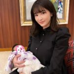 Mai Hakase Instagram - 1ヶ月検診の時の写真♡ ちょうど1キロ増えていて順調でした✌️ 👶初めての外出でドキドキ💓私も久しぶりの外出だったのでオシャレもしたくて @bitnabi.official の授乳服を着て行きました✨授乳もしやすくてオシャレな服てなかなかないのでとても重宝してます😍 息子の時は完母で育てていましたが今回は混合（母乳8割ミルク2割）です🍼息子の用事で娘を預けることもあるし、たまにはお酒を飲みたいので🥺 1人目の時の赤ちゃんの時の育児はわからないことだらけだし、神経も使うし、完璧じゃないとダメだと全部自分でしようとしたりでいっぱいいっぱいで、、自分を大事にする余裕がなくしんどい思いをしました。 でも育児は親がハッピーな気持ちでいないと良くないなぁと実感したので、頼れるものには頼る、手を抜けるものは抜く！wなどと、2人目はとても気持ちに余裕を持って👶と過ごしています☺️ 1人目の時は全くしなかったですが、安心して👶を見てもらえる人がいる時はたまに外にお酒を飲み行くのも、ストレス解消になります🍺❤️ たまにはおしゃれをして出かけるのも良いですよね💕 @bitnabi.official の授乳服他にもあるのでまた紹介します❣️ #授乳服 #1ヶ月検診 #女の子ママ #男の子ママ #令和5年ベビー #PR