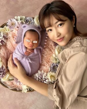 Mai Hakase Instagram - ニューボーンフォト、とても良い記念になりました👼💕
 @cherie_newbornphoto さんありがとうございました☺️❣️

#newbornphoto
#ニューボーンフォト