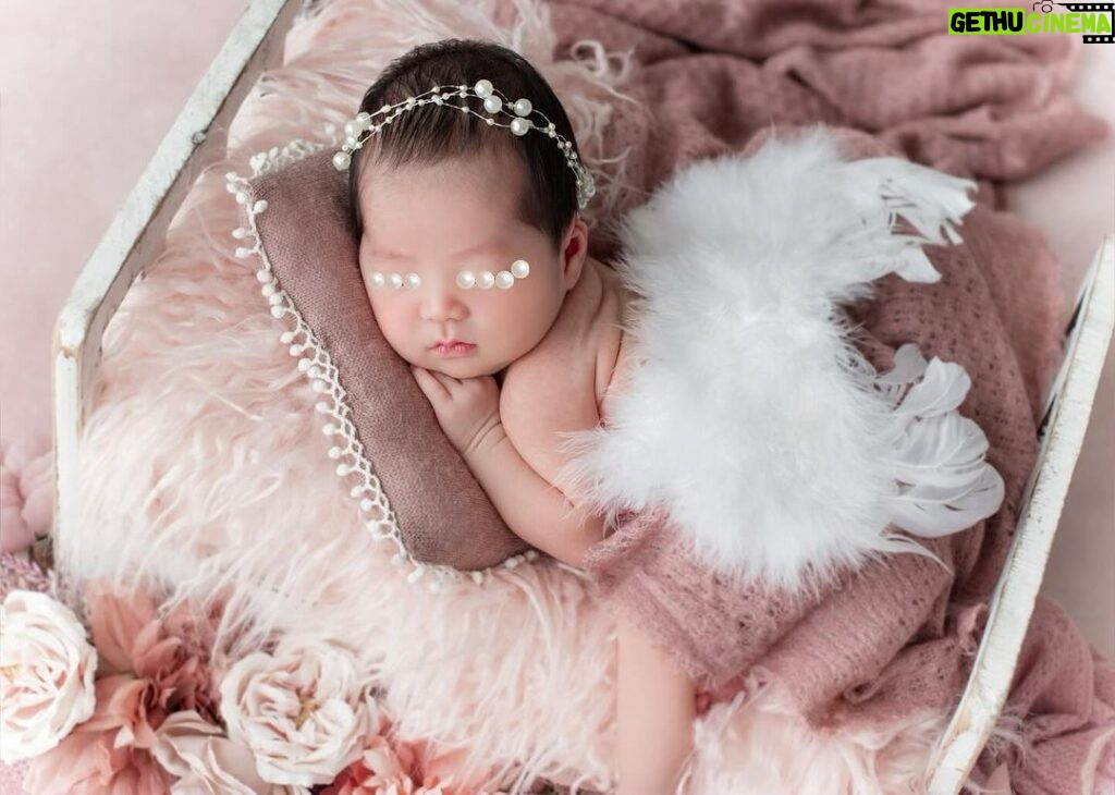 Mai Hakase Instagram - 天使ちゃん👼🩷 可愛すぎる〜🥰 赤ちゃんて1日1日で顔が変わるし大きくなって、 あっという間に成長するから一瞬一瞬を記録しておきたい😍🩷 @cherie_newbornphoto さんに素敵に撮っていただいて本当に感謝です🩷 #newbornphoto #ニューボーンフォト