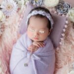 Mai Hakase Instagram – ニューボーンフォトの続き♡
主人にプッシュギフトとして買ってもらった @vancleefarpels のホリデーコレクションと一緒に撮影するリクエストしました💎ネックレスと共に良い記念になりました🩷いずれは娘にこのネックレスを譲るのでその時にこの写真を見せたいな🥰
今回出産してすぐ実家の静岡に帰っていたのですが、
@cherie_newbornphoto さんが関東や静岡には出張もしてもらえるとのことでしたので実家に来ていただきました☺️🩷

#newbornphoto 
#ニューボーンフォト
#vancleefarpels
