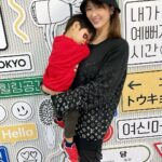 Mai Hakase Instagram – 息子のヘアカット💇❤️
いつも @suho_gunhee さんにかっこよくしてもらってます🥰❤️前はイヤイヤでカットも大変だったけど、
今日は、お利口にしてたらパウパトのおもちゃをその後買いに行くよって言ったら大人しくカットされてくれました🤣
ものでつるの良くないとは思っても、どうしてもしてしまう😅魔の2歳児のワガママに打ち勝つには仕方ないのかな😂
Thank you♡
@gunhee_tokyo
@suho_gunhee
@gunheenim
#男の子ママ
#表参道ヘアサロン
#gunheetokyo